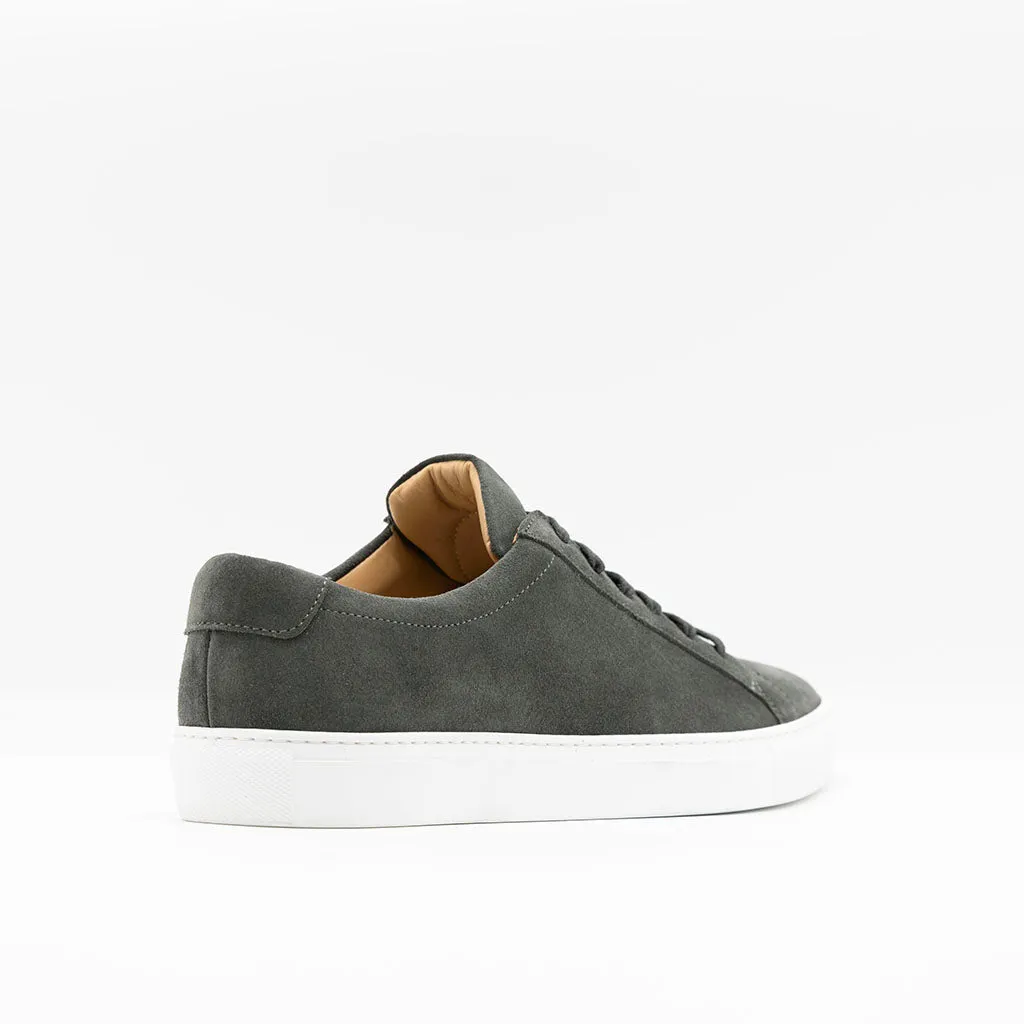 THE CLASSIC SNEAKER